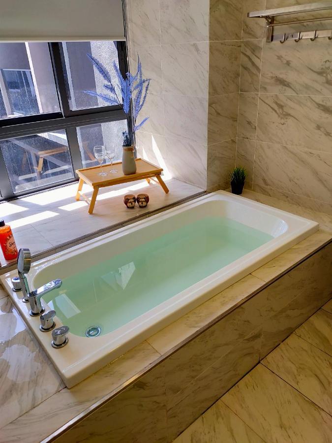 Imperio Bathtub At Town-near Jonker Street Apartment